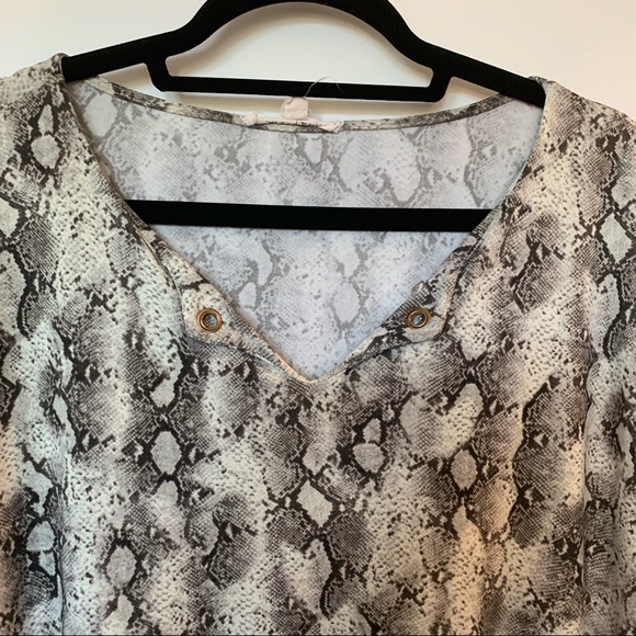 Womens Plus Size Above & Beyond White & Grey Snake Print Tee Blouse 2X - Picture 3 of 11